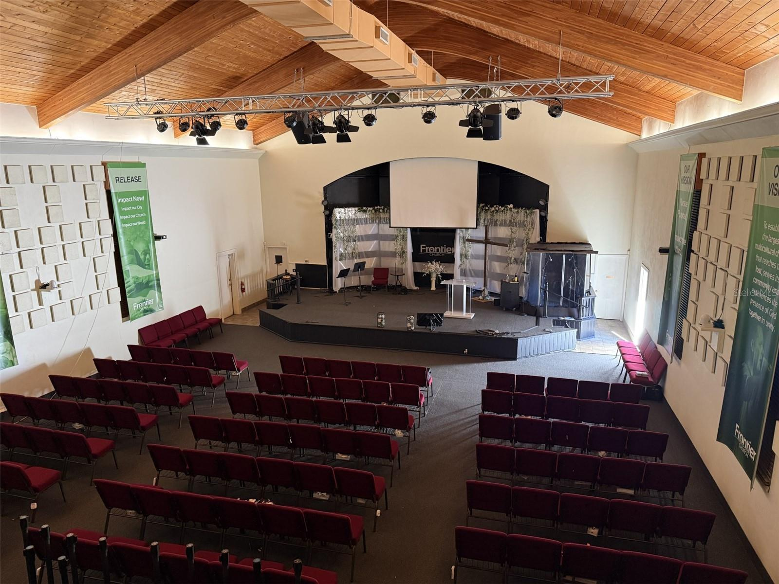 Large Church Building & Classrooms For Sale in Leesburg, FL $1,395,000